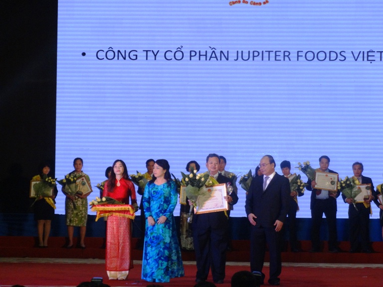 ພິທີມອບລາງວັນ “ເຄື່ອງໝາຍການຄ້າຄຳດ້ານສະບຽງອາຫານຫວຽດນາມ”